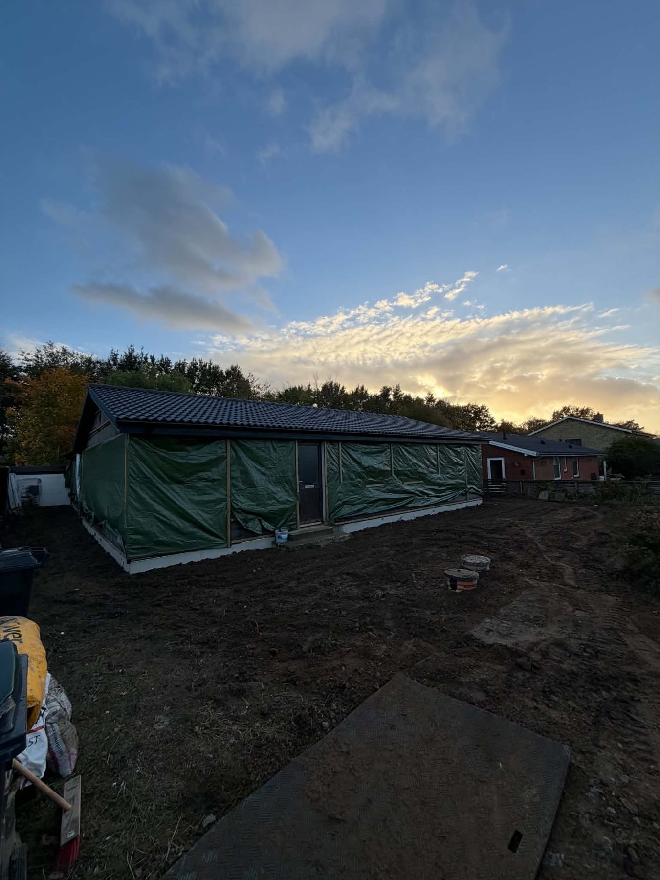 Grunden planeret. Jævnet jord rundt om huset.